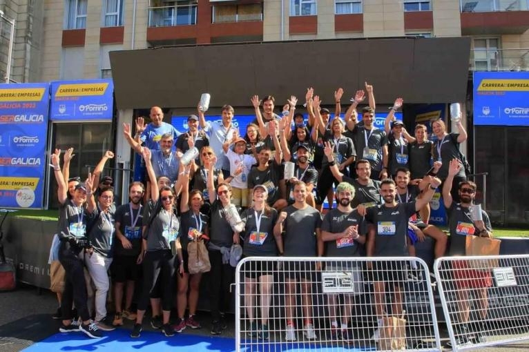 El equipo de AIMEN alza el premio a la empresa con mayor número de participantes en la I Carrera de Empresas de Galicia