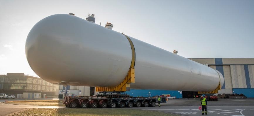 Estudio de llenado de tanque de GNL, incluyendo cambios de fase, bajo nuevas estrategias