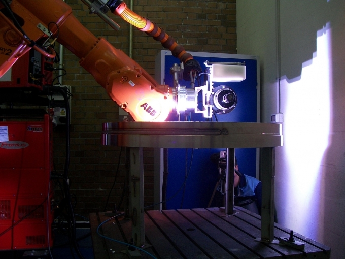 Sistema automatizado de inspección y reparación por soldadura en celda caliente