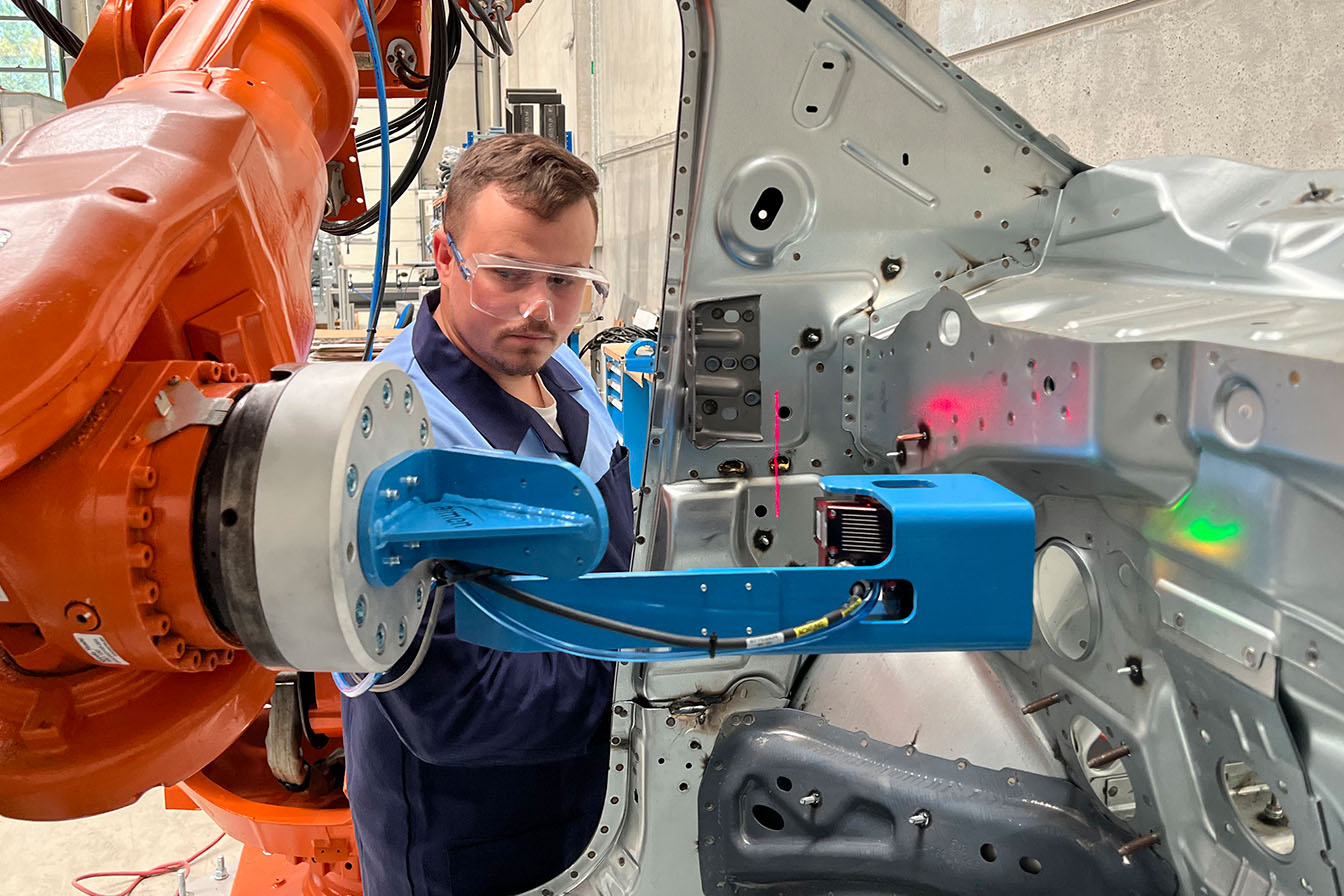 Operario manejando maquinaria