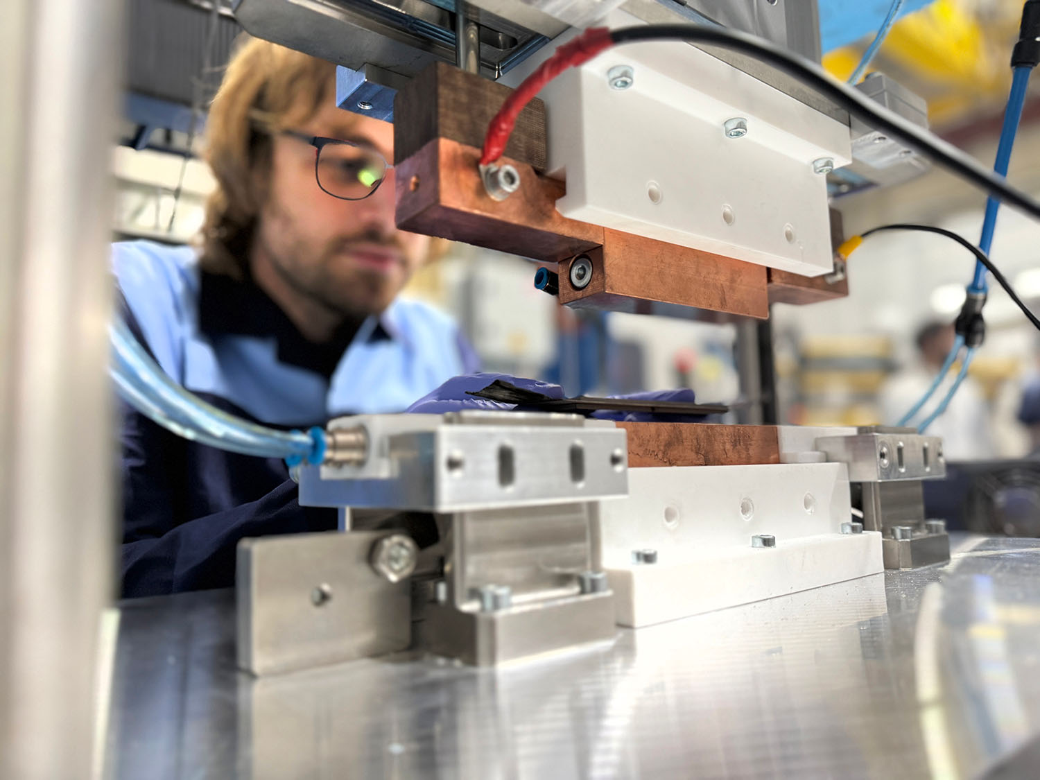 Trabajador junto a maquina Laser TruDisk 16002