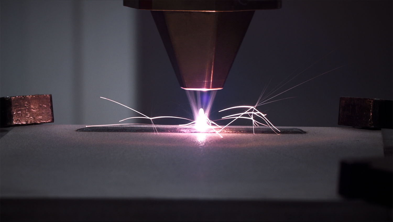 Trabajadora con gafas de soldar en maquina soldadora