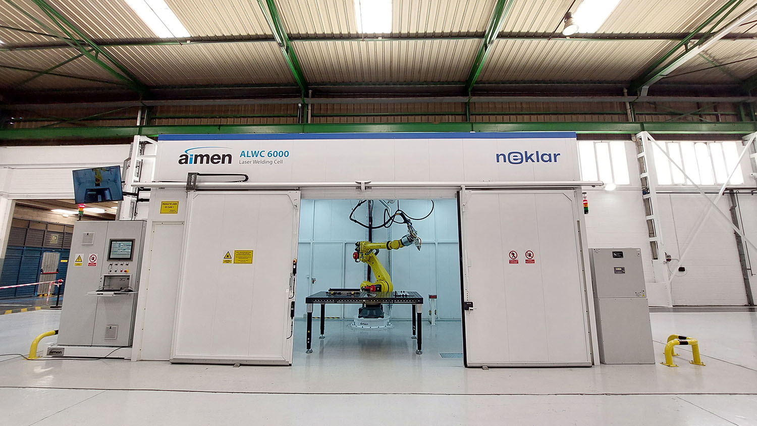 maquina con brazo mecanico soldador