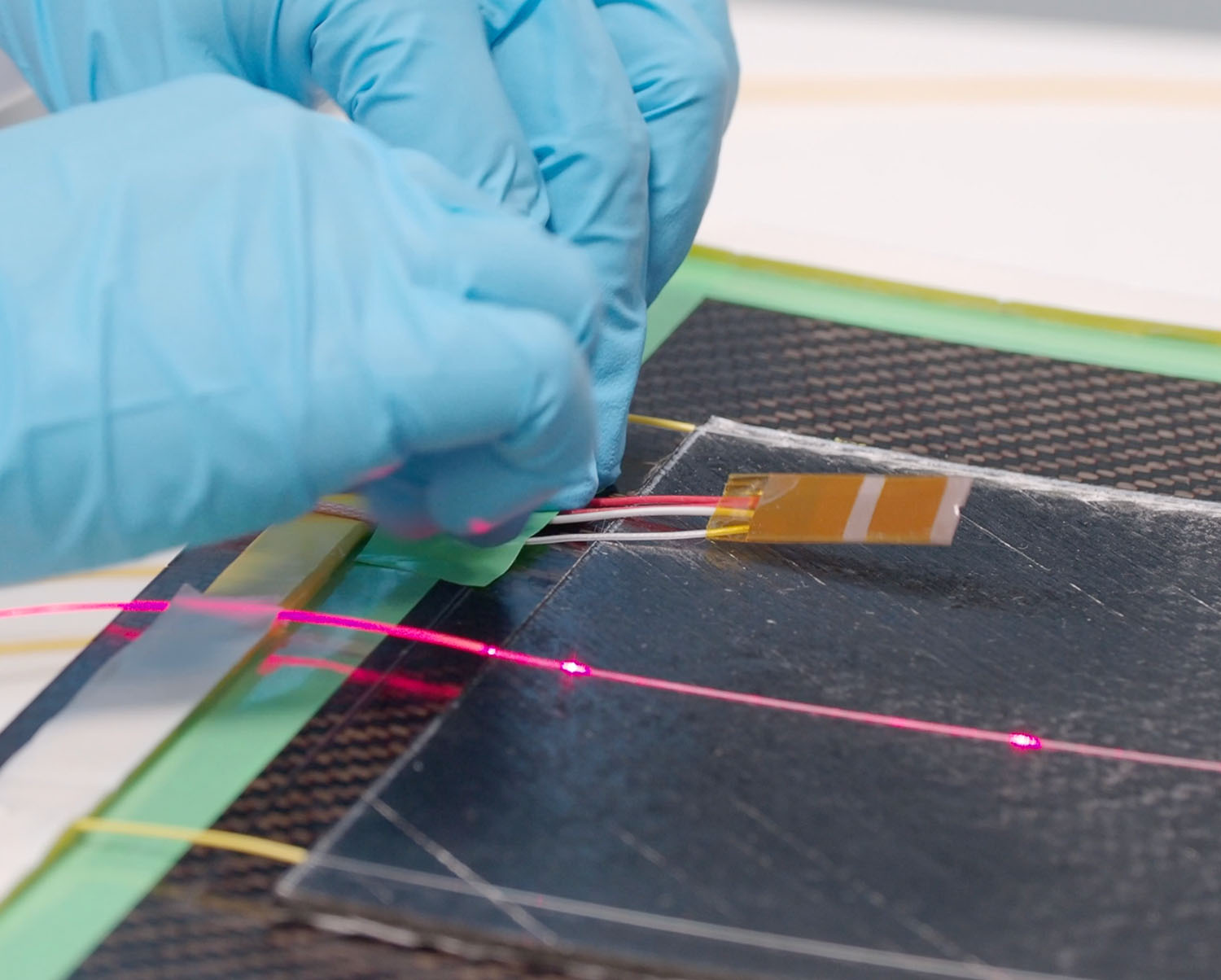 mano de cientifico manipulando componente electrico