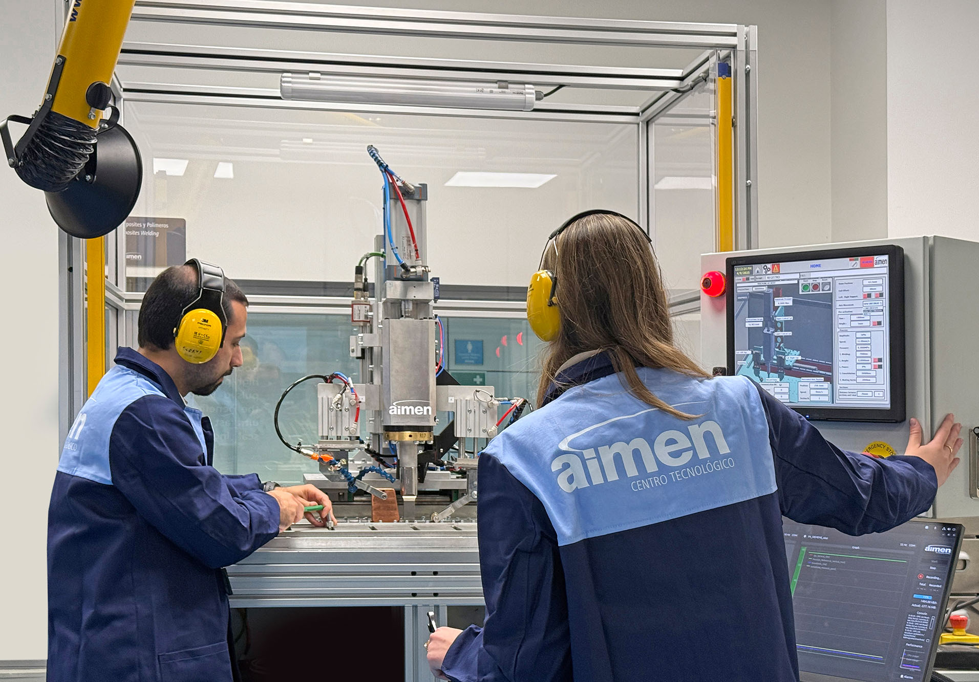 Cientifico en laboratorio tomando muestras