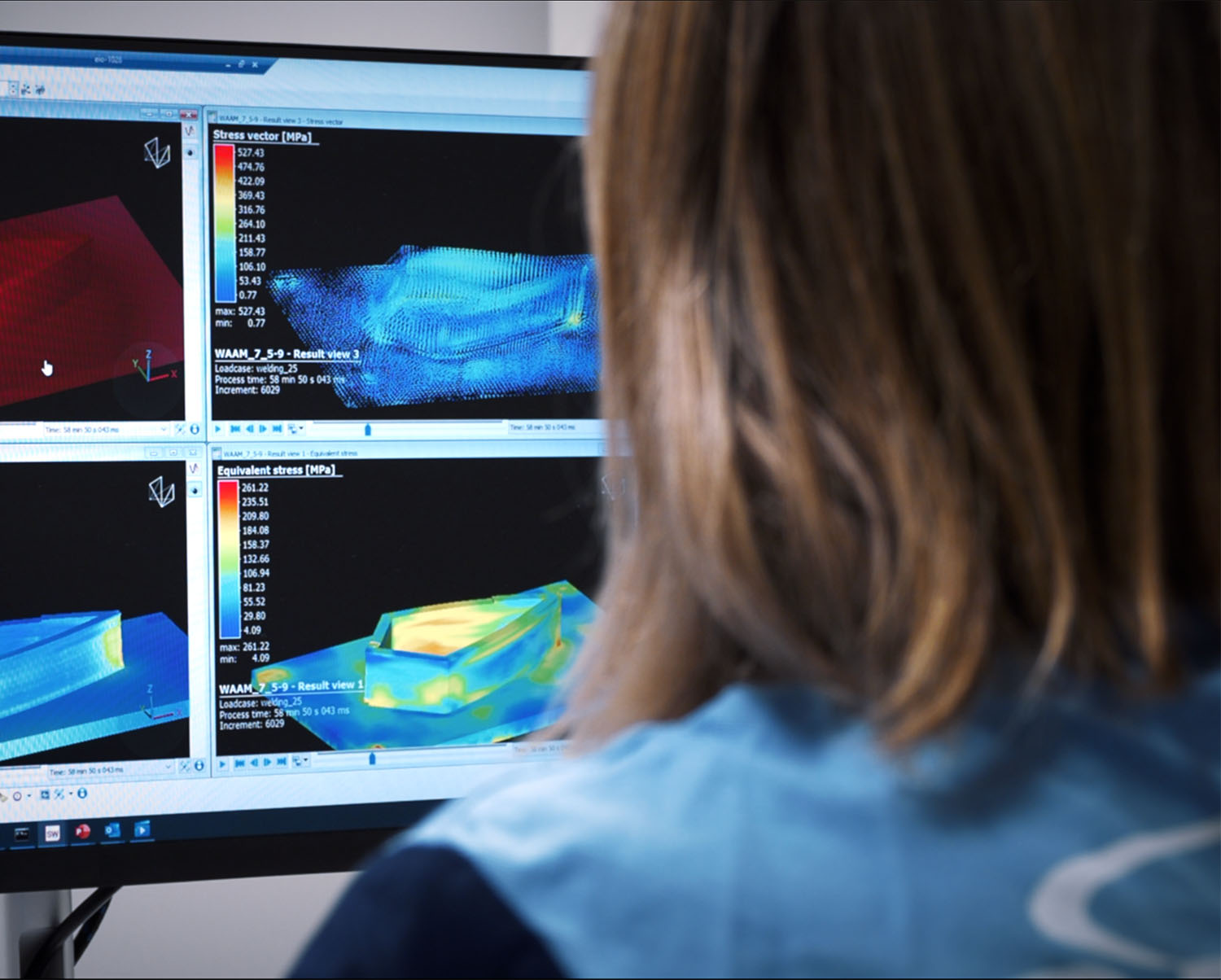 Cientifico en ordenador simulando