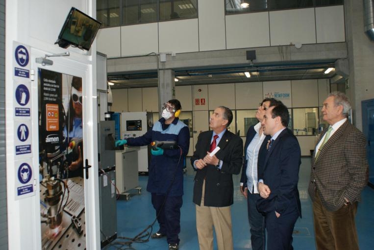 Eva Garcia de la Torre, mayor of Porrino, visits the Laser Applications Centre of AIMEN